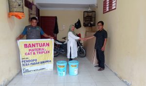 Perwakilan manajemen PT SRL Blok Garingging, Parlindungan Hasibuan bersama CD Staf Anggi H Siregar menyerahkan bantuan berupa triplek dan cat untuk plafon pendopo Pasar Binanga.