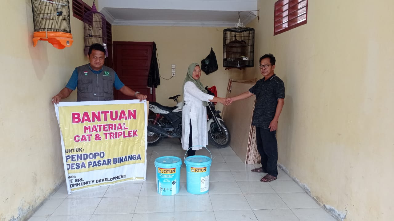 Perwakilan manajemen PT SRL Blok Garingging, Parlindungan Hasibuan bersama CD Staf Anggi H Siregar menyerahkan bantuan berupa triplek dan cat untuk plafon pendopo Pasar Binanga.