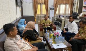 Sekda Palas,Arpan Nasution.S.Sos menerima kunjungan Wakil Ketua DPRD Sibolga,Jamil Zeb Tumori S.H M.Ap dan Kepala Kantor  Cabang BPJS Palas,Wahyudi.SE diruang kerjanya.