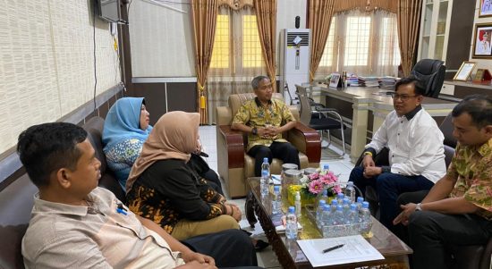 Sekda Palas,Arpan Nasution.S.Sos menerima kunjungan Wakil Ketua DPRD Sibolga,Jamil Zeb Tumori S.H M.Ap dan Kepala Kantor  Cabang BPJS Palas,Wahyudi.SE diruang kerjanya.
