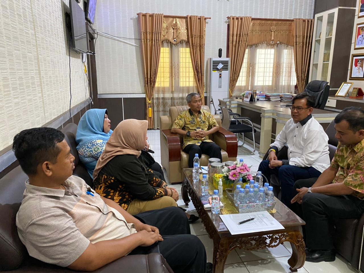 Sekda Palas,Arpan Nasution.S.Sos menerima kunjungan Wakil Ketua DPRD Sibolga,Jamil Zeb Tumori S.H M.Ap dan Kepala Kantor  Cabang BPJS Palas,Wahyudi.SE diruang kerjanya.
