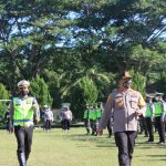 Kapolres Sergai AKBP Ali Machfud periksa pasukan dalam gelar pasukan dalam rangka Operasi Patuh Toba Tahun 2022 bertempat di Lapangan Apel Polres.