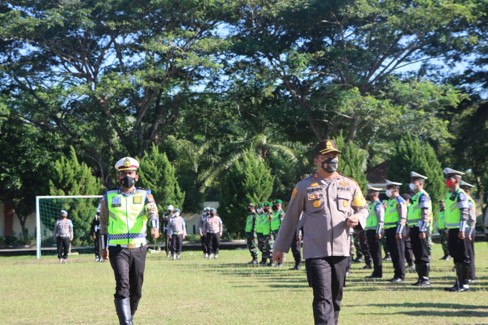 Kapolres Sergai AKBP Ali Machfud periksa pasukan dalam gelar pasukan dalam rangka Operasi Patuh Toba Tahun 2022 bertempat di Lapangan Apel Polres.