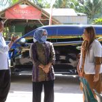 Ketua TP PKK Sergai Ny Rosmaida Darma Wijaya (tengah) saat hadiri pengobatan gratis di Pematang Setrak.
