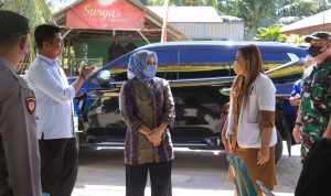 Ketua TP PKK Sergai Ny Rosmaida Darma Wijaya (tengah) saat hadiri pengobatan gratis di Pematang Setrak.