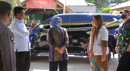 Ketua TP PKK Sergai Ny Rosmaida Darma Wijaya (tengah) saat hadiri pengobatan gratis di Pematang Setrak.