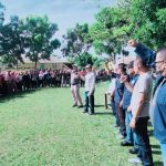 Juliadi Sekretaris PC FSP PP SPSI Sergai (pegang mikropon) dan Gober Hermanto (Ketua),kepalkan tangan memberikan semangat kepada ratusan Karyawan PT Socfindo Bangun Bandar yang melakukan aksi mogok kerja.