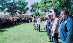 Juliadi Sekretaris PC FSP PP SPSI Sergai (pegang mikropon) dan Gober Hermanto (Ketua),kepalkan tangan memberikan semangat kepada ratusan Karyawan PT Socfindo Bangun Bandar yang melakukan aksi mogok kerja.
