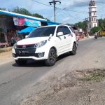 Salah satu pengendera dari arah Galang Deli Serdang menuju Tebingtinggi terpaksa mengambil jalur kanan akibat sepertiga lebar jalan berlubang.