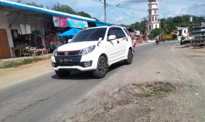 Salah satu pengendera dari arah Galang Deli Serdang menuju Tebingtinggi terpaksa mengambil jalur kanan akibat sepertiga lebar jalan berlubang.