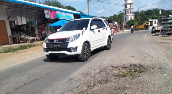 Salah satu pengendera dari arah Galang Deli Serdang menuju Tebingtinggi terpaksa mengambil jalur kanan akibat sepertiga lebar jalan berlubang.