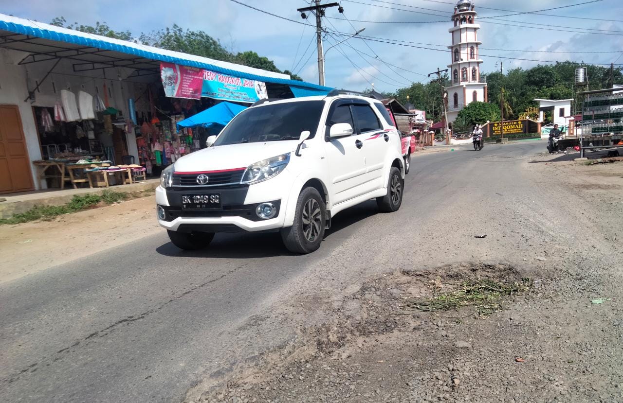 Salah satu pengendera dari arah Galang Deli Serdang menuju Tebingtinggi terpaksa mengambil jalur kanan akibat sepertiga lebar jalan berlubang.