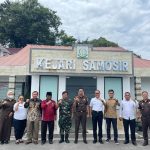 Kajari Samosir Andi Adikawira Putra (lima dari kanan) diabadikan bersama peserta rapat di depan Kantor Kejari.