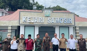 Kajari Samosir Andi Adikawira Putra (lima dari kanan) diabadikan bersama peserta rapat di depan Kantor Kejari.