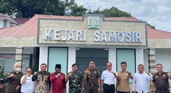 Kajari Samosir Andi Adikawira Putra (lima dari kanan) diabadikan bersama peserta rapat di depan Kantor Kejari.