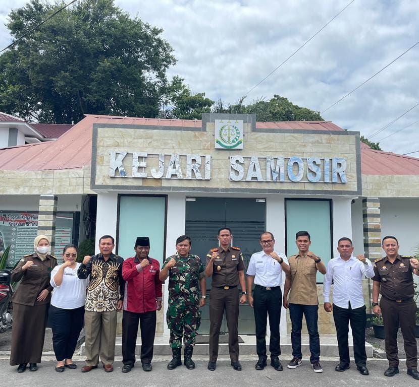 Kajari Samosir Andi Adikawira Putra (lima dari kanan) diabadikan bersama peserta rapat di depan Kantor Kejari.
