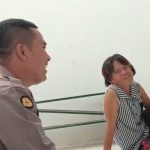 Bripka Juparto Situmorang,SH berinteraksi dengan ODGJ di Yayasan Cahaya Hati Kemanusiaan Desa Pematang Guntung.