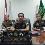 Kepala Kejaksaan Negeri (Kajari) Samosir Andi Adikawira Putera,SH,MH didampingi Kasi Pidsus M.Akbar Sirait (kiri) dan Kasi Intel Tulus Yunus Abdi memberikan keterangan kepada wartawan.
