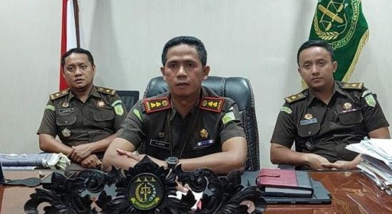 Kepala Kejaksaan Negeri (Kajari) Samosir Andi Adikawira Putera,SH,MH didampingi Kasi Pidsus M.Akbar Sirait (kiri) dan Kasi Intel Tulus Yunus Abdi memberikan keterangan kepada wartawan.