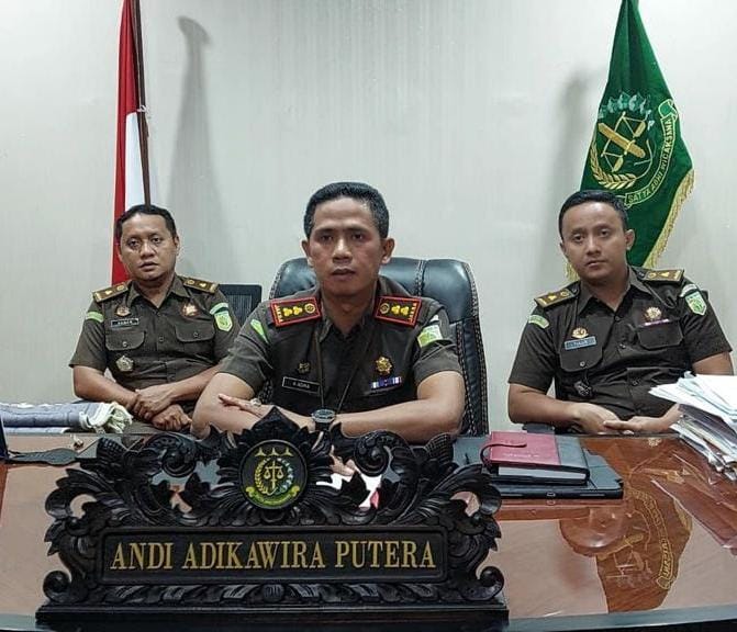 Kepala Kejaksaan Negeri (Kajari) Samosir Andi Adikawira Putera,SH,MH didampingi Kasi Pidsus M.Akbar Sirait (kiri) dan Kasi Intel Tulus Yunus Abdi memberikan keterangan kepada wartawan.