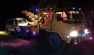Mobil Microbus Toyota Hi-Ace saat akan dievakuasi usai di hantam Kereta Api Tanki.