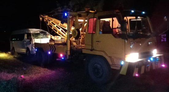 Mobil Microbus Toyota Hi-Ace saat akan dievakuasi usai di hantam Kereta Api Tanki.