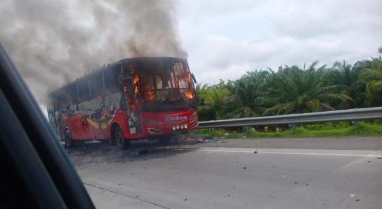Bus Makmur terbakar diruas Jalan Tol Belidaan Dusun I Desa Cempedak Lobang Kecamatan Sei Rampah.