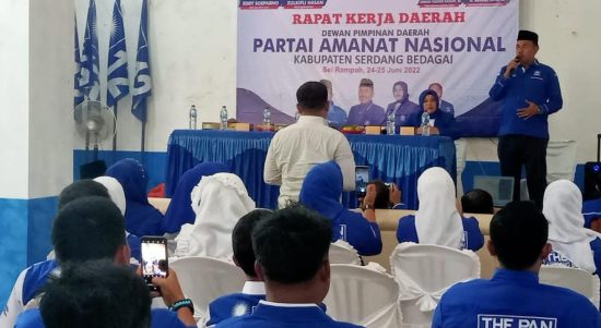 Ketua Dewan Pimpinan Wilayah (DPW) Sumatera Utara (Sumut) Ahmad Fauzan Daulay menyampaikan sambutan politik pada Rakerda PAN Sergai.