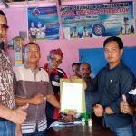 Ronald Hutabarat (kiri) dan Muhammad Sidik (kanan) menunjukkan surat mandat dari DPP SWI untuk membentuk DPD SWI Sergai.