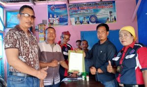 Ronald Hutabarat (kiri) dan Muhammad Sidik (kanan) menunjukkan surat mandat dari DPP SWI untuk membentuk DPD SWI Sergai.