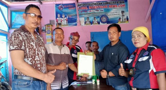 Ronald Hutabarat (kiri) dan Muhammad Sidik (kanan) menunjukkan surat mandat dari DPP SWI untuk membentuk DPD SWI Sergai.