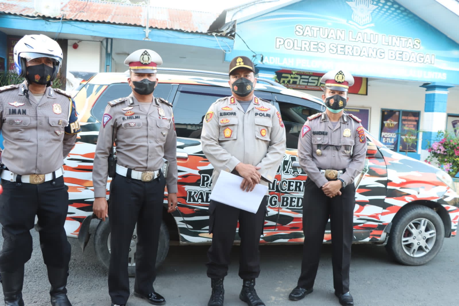 Kapolres Sergai AKBP Ali Machfud (dua dari kanan) memberikan keterangan pers terkait mobil salah satu ormas yang menggunakan potator dan viral di sosmed.