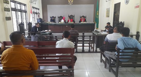 PN Madina ketika menggelar sidang kasus PETI dengan agenda mendengarkan saksi Edi Batubara, Senin (27/06/2022).(TIM)
