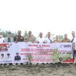 Kapolres Sergai AKBP Ali Machfud (lima dari kiri) bersama unsur stakeholder lainnya yang melakukan penanaman pohon di Sei Rejo.