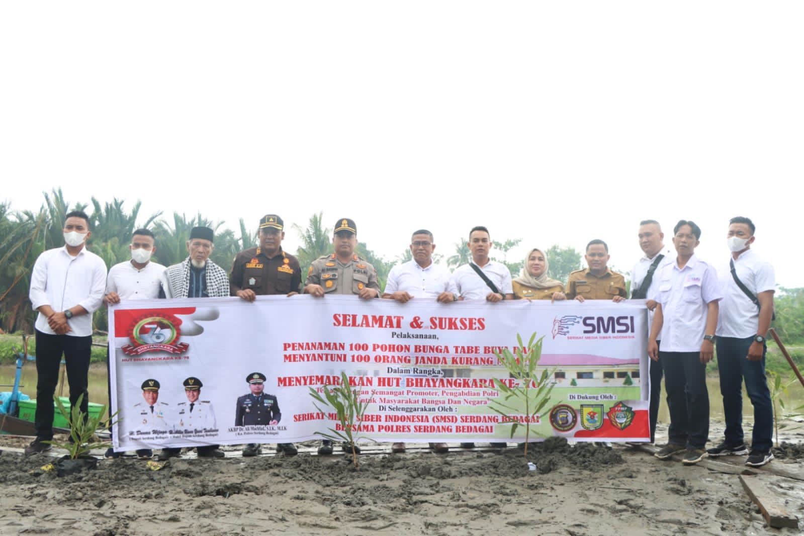 Kapolres Sergai AKBP Ali Machfud (lima dari kiri) bersama unsur stakeholder lainnya yang melakukan penanaman pohon di Sei Rejo.
