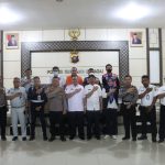 Wakapolres Sergai Kompol Sofyan (depan lima dari kiri) bersama peserta rapat koordinasi terkait pemasang rambu perlintasan KA.