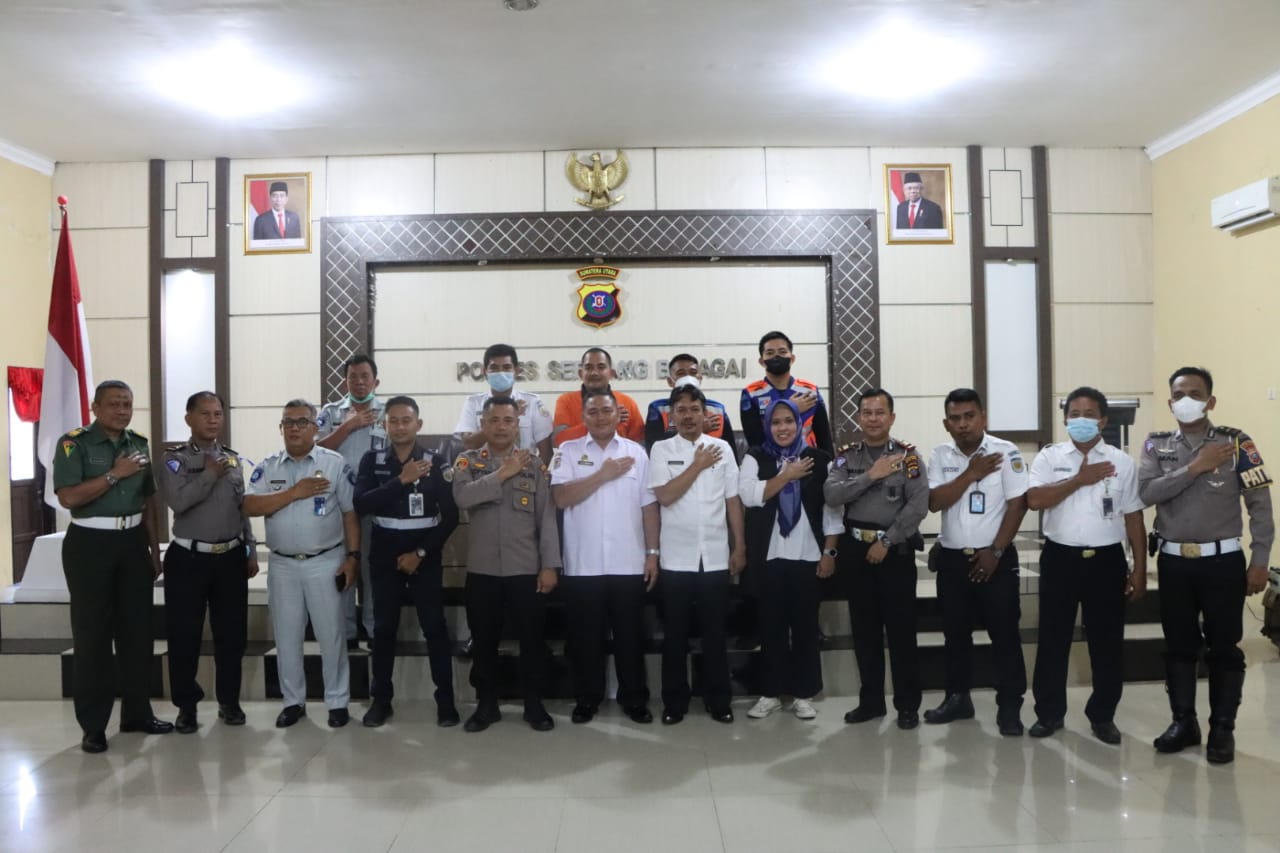 Wakapolres Sergai Kompol Sofyan (depan lima dari kiri) bersama peserta rapat koordinasi terkait pemasang rambu perlintasan KA.