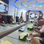 Ketua PWI Sumut, Farianda Putra Sinik, saat memimpin Rapat Persiapan Pelaksanaan HPN Tahun 2023 di Aula Transparansi Kantor Diskominfo Sumut Jalan HM Said Medan. Kamis (30/6). (Istimewa ).