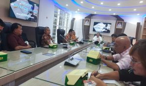Ketua PWI Sumut, Farianda Putra Sinik, saat memimpin Rapat Persiapan Pelaksanaan HPN Tahun 2023 di Aula Transparansi Kantor Diskominfo Sumut Jalan HM Said Medan. Kamis (30/6). (Istimewa ).