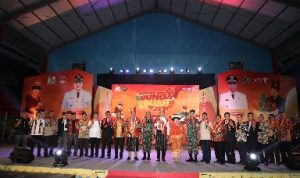 Wakil Gubernur (Wagub) Sumatera Utara (Sumut) Musa Rajekshah didampingi Bupati Karo Cory Sriwaty Sebayang, Direktur Event Daerah Kementerian Pariwisata dan Ekonomi Kreatif (Kemenparekraf) Reza Fahlevi, dan Wakil Bupati Theopilus Ginting, meresmikan Festival Bunga dan Buah di Open Stage Taman Majuah-juah Berastagi, Karo, Jumat (1/7).