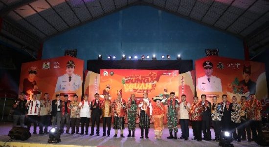 Wakil Gubernur (Wagub) Sumatera Utara (Sumut) Musa Rajekshah didampingi Bupati Karo Cory Sriwaty Sebayang, Direktur Event Daerah Kementerian Pariwisata dan Ekonomi Kreatif (Kemenparekraf) Reza Fahlevi, dan Wakil Bupati Theopilus Ginting, meresmikan Festival Bunga dan Buah di Open Stage Taman Majuah-juah Berastagi, Karo, Jumat (1/7).