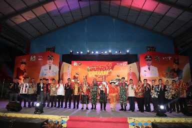 Wakil Gubernur (Wagub) Sumatera Utara (Sumut) Musa Rajekshah didampingi Bupati Karo Cory Sriwaty Sebayang, Direktur Event Daerah Kementerian Pariwisata dan Ekonomi Kreatif (Kemenparekraf) Reza Fahlevi, dan Wakil Bupati Theopilus Ginting, meresmikan Festival Bunga dan Buah di Open Stage Taman Majuah-juah Berastagi, Karo, Jumat (1/7).