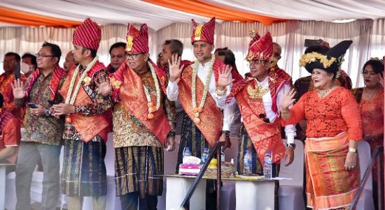 Gubernur Sumatera Utara (Sumut) Edy Rahmayadi bersama Wakil Gubernur Sumut Musa Rajekshah menghadiri acara Festival Bunga dan Buah - Tanah Karo Tahun 2022 di Brastagi, Kabupaten Karo, Jumat (1/7/2022)