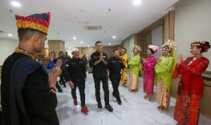Wakil Gubernur (Wagub) Sumatera Utara (Sumut) Musa Rajekshah menjamu ratusan peserta Jambore Nasional Komunitas Ford Everest Club Indonesia (FEVCI) di Aula Raja Inal Siregar, lantai 2, Kantor Gubernur, Jalan Pangeran Diponegoro 30, Medan, Jumat (1/7) malam.