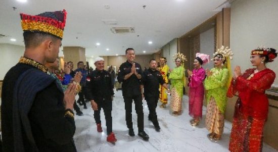 Wakil Gubernur (Wagub) Sumatera Utara (Sumut) Musa Rajekshah menjamu ratusan peserta Jambore Nasional Komunitas Ford Everest Club Indonesia (FEVCI) di Aula Raja Inal Siregar, lantai 2, Kantor Gubernur, Jalan Pangeran Diponegoro 30, Medan, Jumat (1/7) malam.