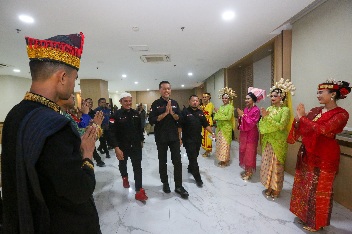 Wakil Gubernur (Wagub) Sumatera Utara (Sumut) Musa Rajekshah menjamu ratusan peserta Jambore Nasional Komunitas Ford Everest Club Indonesia (FEVCI) di Aula Raja Inal Siregar, lantai 2, Kantor Gubernur, Jalan Pangeran Diponegoro 30, Medan, Jumat (1/7) malam.