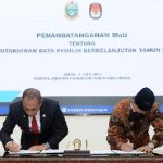 Gubernur Sumatera Utara (Sumut) Edy Rahmayadi menanda tangani Memorandum of Understanding dengan Komisi Pemilihan Umum (KPU) Provinsi Sumut tentang Pemutakhiran Data Pemilih Berkelanjutan Tahun 2022 di Rumah Dinas Gubernur Sumut Jalan Jenderal Sudirman Nomor 41 Medan, Senin (4/7).