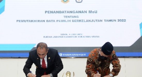 Gubernur Sumatera Utara (Sumut) Edy Rahmayadi menanda tangani Memorandum of Understanding dengan Komisi Pemilihan Umum (KPU) Provinsi Sumut tentang Pemutakhiran Data Pemilih Berkelanjutan Tahun 2022 di Rumah Dinas Gubernur Sumut Jalan Jenderal Sudirman Nomor 41 Medan, Senin (4/7).