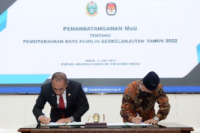 Gubernur Sumatera Utara (Sumut) Edy Rahmayadi menanda tangani Memorandum of Understanding dengan Komisi Pemilihan Umum (KPU) Provinsi Sumut tentang Pemutakhiran Data Pemilih Berkelanjutan Tahun 2022 di Rumah Dinas Gubernur Sumut Jalan Jenderal Sudirman Nomor 41 Medan, Senin (4/7).