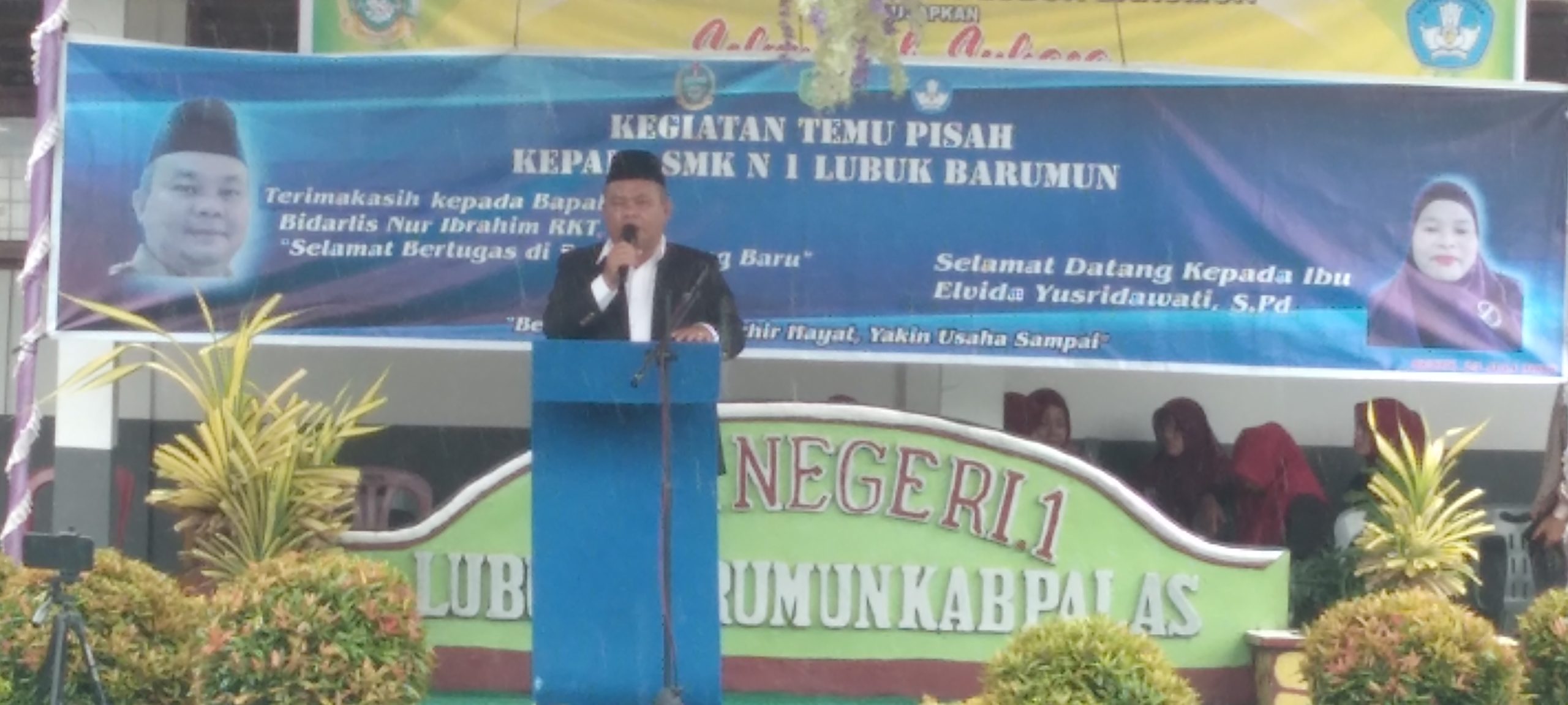 Kepala sekolah lama , Bidarlis Nur Ibrahim Rangkuti ,ST menyampaikan sambutan kata perpisahan kepada dewan guru dan siswa/i